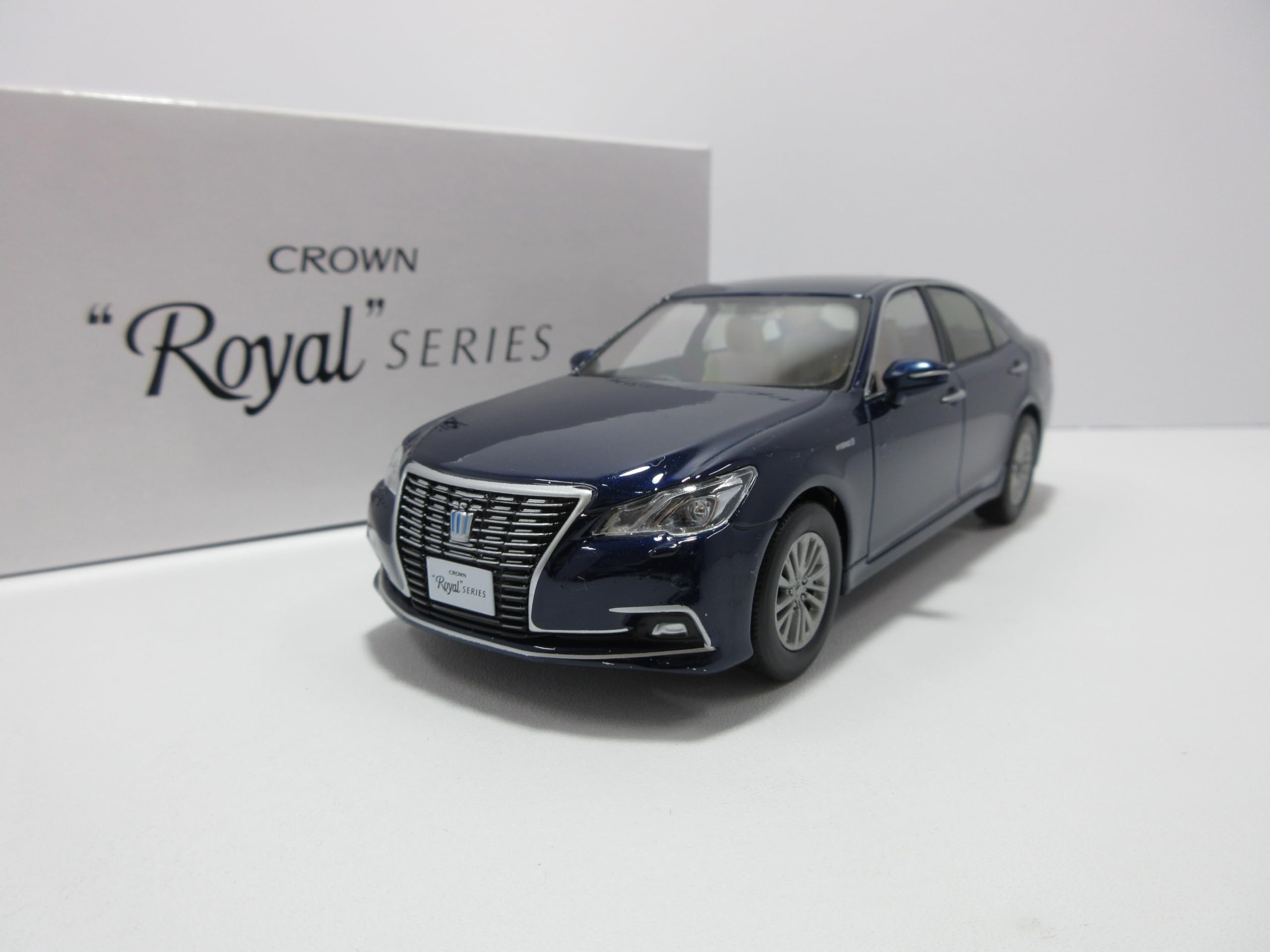 1/30 Crown Royal Royal Saloon 210 Series Late Model Dark Blue Mica Miniature Car Color Sample