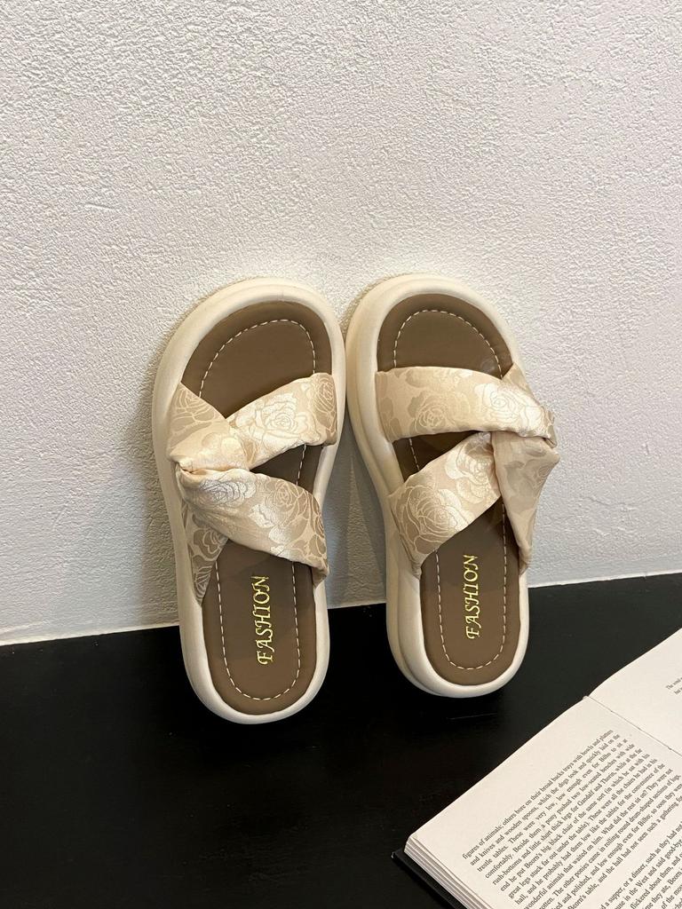 Thick-soled comfortable and cool slippers women's shoes summer 2025 new fashion versatile casual retro one-word cool slippers