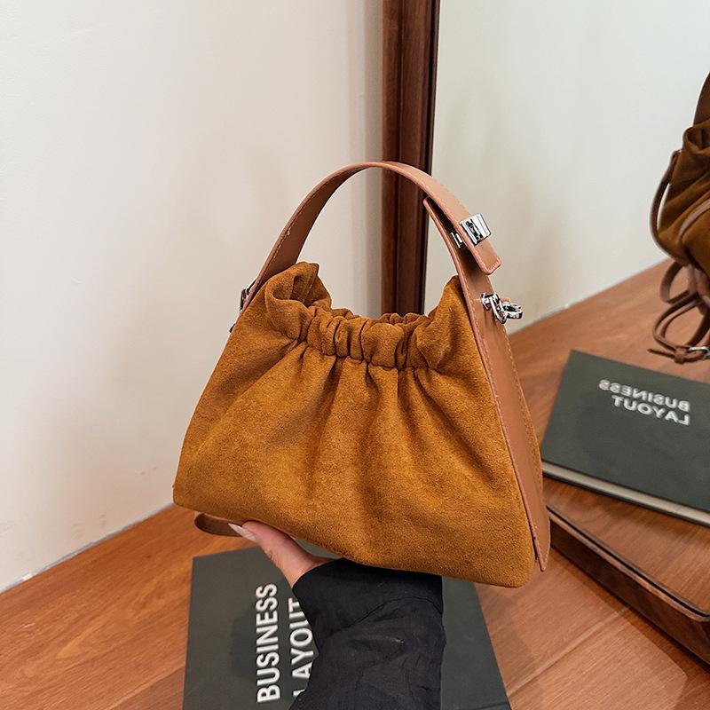 Large Capacity Bag Women's Autumn New Niche Design Messenger Bag Portable Pleated Cloud Shoulder Bag
