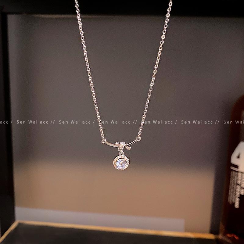 Micro Zircon Sugar Cube Pendant Titanium Steel Necklace Women's Small Knotted Single Diamond Collarbone Chain Internet Celebrity Accessories