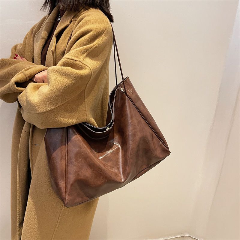 

Корейская сумка для женщин Большая ручная сумка Нишевый дизайн Универсальная на плечо Повседневная сумка подмышку коричневый