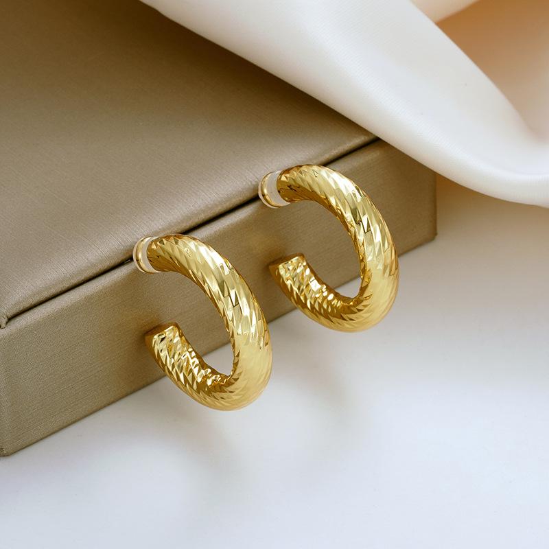 Women's Versatile Geometric Twist Copper Earrings - Fashionable, Non-Fading Brass Design for Everyday Wear
