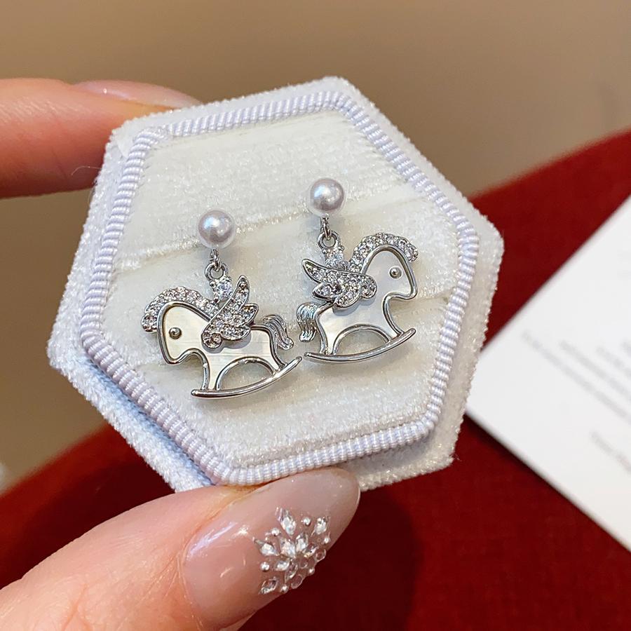 Real gold electroplated silver needle shell pony stud earrings natal year daily commute zircon earrings light luxury high-end earrings