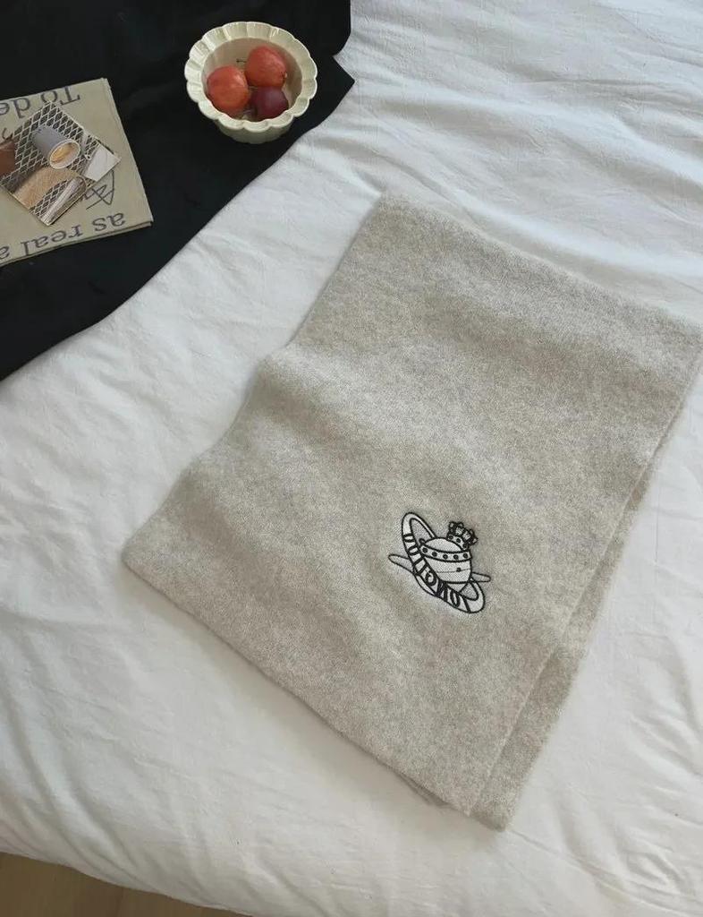 Wełniany szalik z haftem planetarnym - Ciepły szal damski