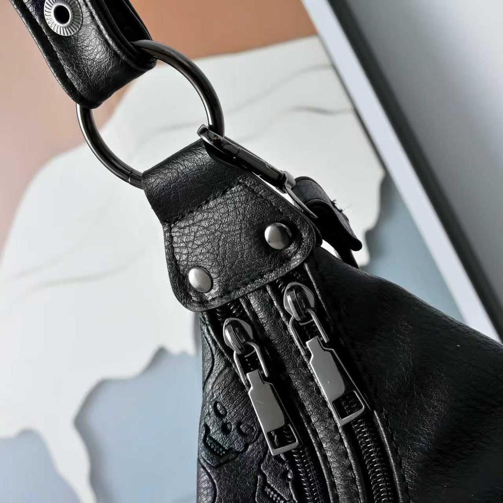 Black Skull Head Riveted Women's Bag Single Shoulder Crossbody Bag Retro Punk Style Large Capacity Handheld Tote Bag