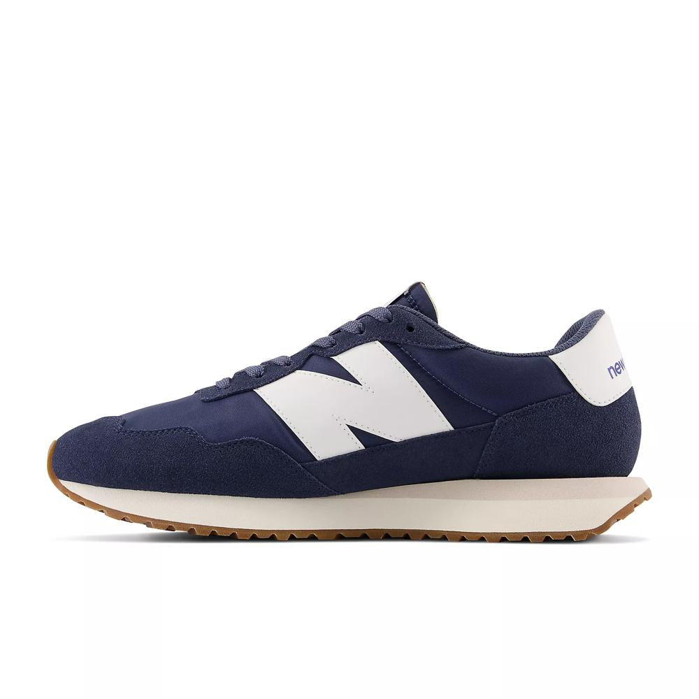 Sneakers New Balance blue Modern reinterpretation