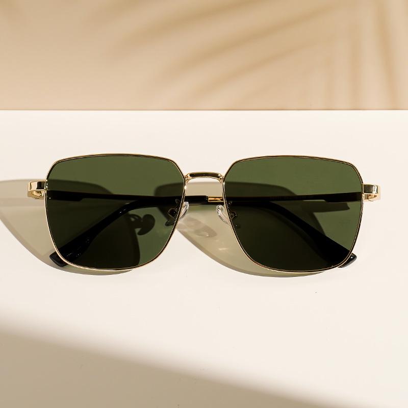 Trendy Women's Polarized Sunglasses 8711: High-End Metal Frame, UV Protection, Perfect for Driving and Style