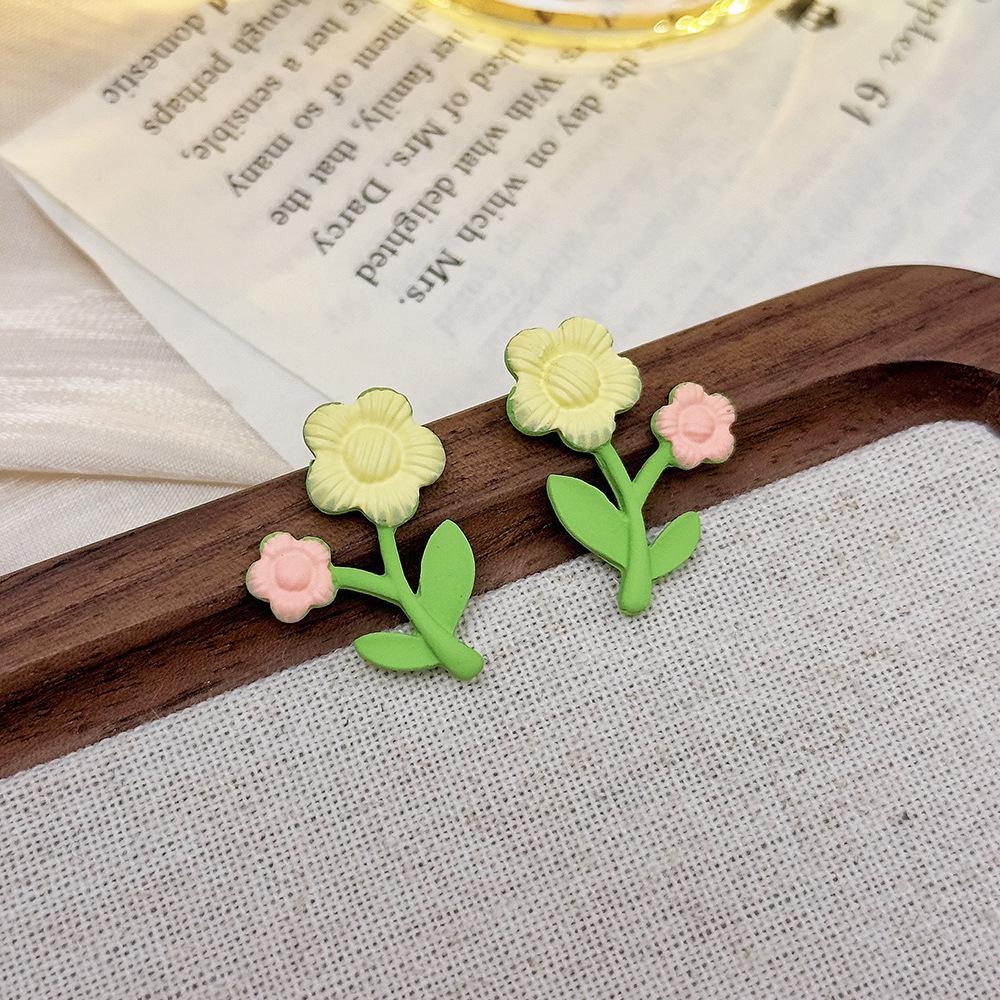 Elegant Zircon Flower and Pearl Stud Earrings - High-End Niche Design