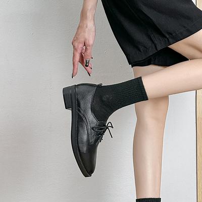 Schwarze atmungsaktive kleine Lederschuhe mit mittlerem Absatz, dickem Absatz, vielseitig, zum Schnüren, spitze Zehenpartie, College-Stil, lässige Arbeitsschuhe für Damen