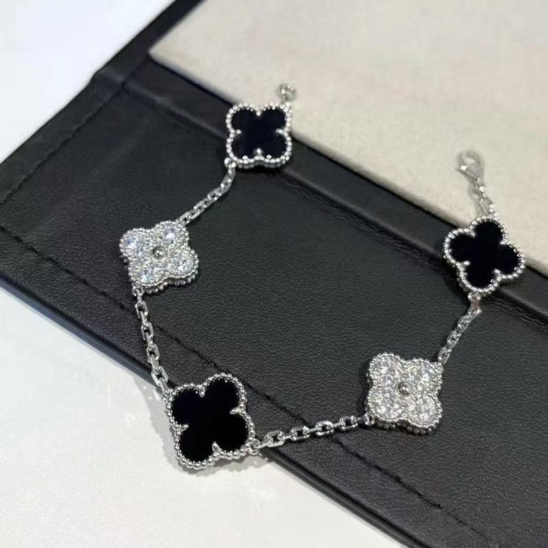 Luxury Four-leaf Clover Bracelet Unisex Versatile and Sophisticated Lucky Clover Bracelet