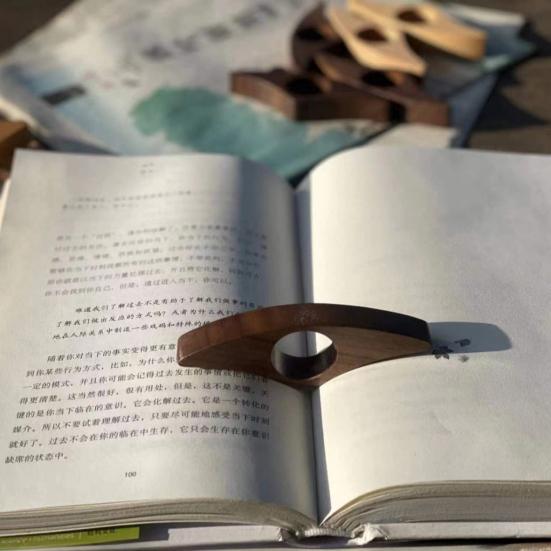 Wooden Book Page Holder Ergonomic Thumb Ring Portable Lightweight Book Page Folder Reading Comfort Accessory