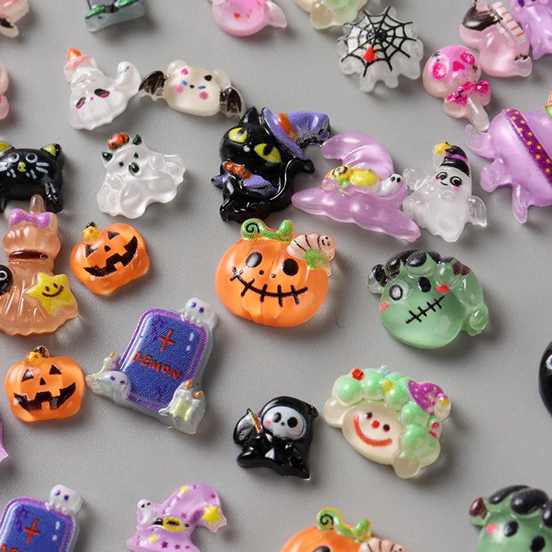50/100Pcs Kawaii Halloween Nail Charms Cartoon Pumpkin Ghost Cat Mixed Sized Resin Ornaments Cute Spider Web Bat Nail Decor