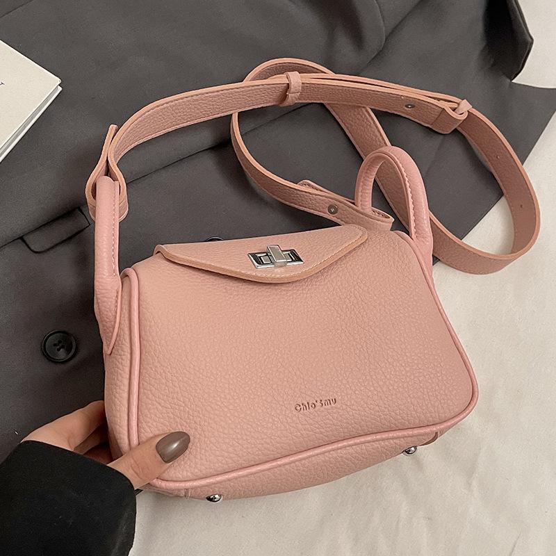 

Весенняя нишевая сумка-багет премиум-класса женская 2025 новая модная с узором личи, универсальная, для поездок, мессенджер, сумка-подушка