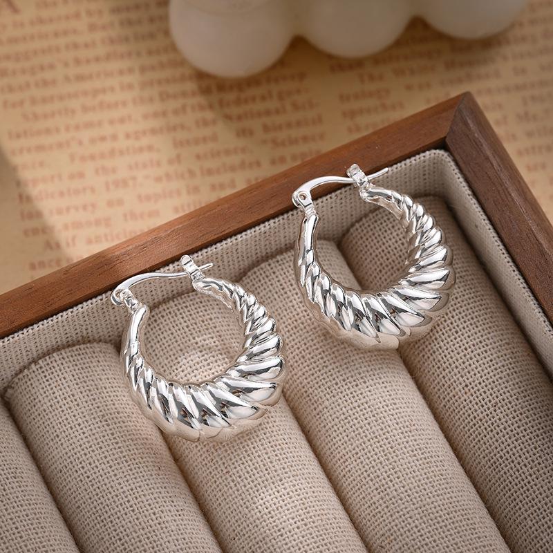 Silver Needle Geometric Heart Hoop Earrings - Retro & High-End Style for a Bold Look
