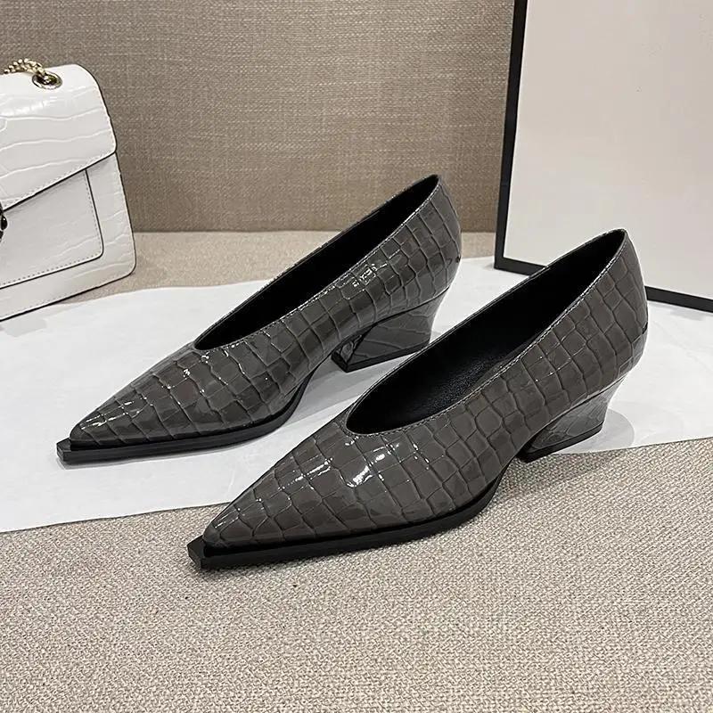 Fashion 2025 Summer New Slope Heel Pointed Toe V Mouth Women's Single Shoes Black 4cm Women's Middle Heel Retro Solid Granny Pumps Shoes