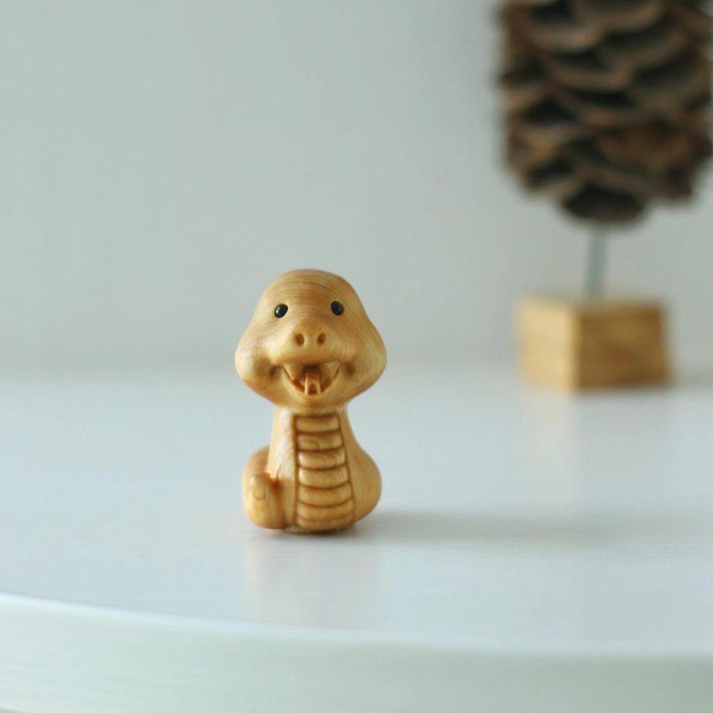 Thuja Wood Zodiac Animals: Rzeźbione wisiorki z motywem Kaczora Donalda i Myszki Miki.