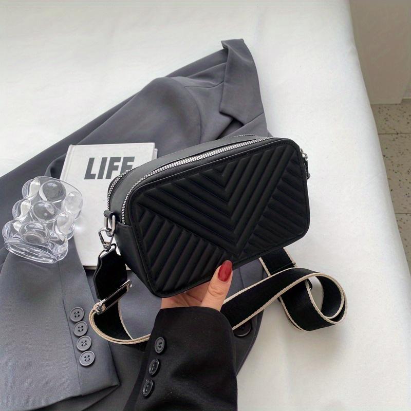 Элегантная однотонная стеганая сумка через плечо с шевронным узором: Стильная квадратная — фото 6