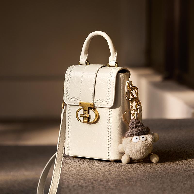 

Mrs. Qiao s Phone Bag for Women, Crossbody Bag, 2025 New Autumn and Winter High-End Lightweight Small Bag, Genuine Leather Women s Bag Long12.5CM、Thick6.5CM