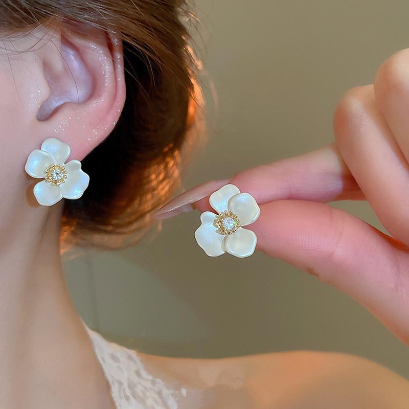 Acrylic White Camellia Flowers Stud Earrings for Women Fashion Temperament Zircon Earring Party Wedding Jewelry Wholesale