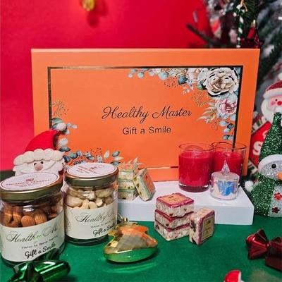 Sağlıklı Usta Noel Özlem Kutusu 14'lü | Noel Hediye Kutusu | Kare Çikolatalar(8 Adet), Badem, Kaju, Mum, Plastik Işıklı Mum, Kuru Meyveler