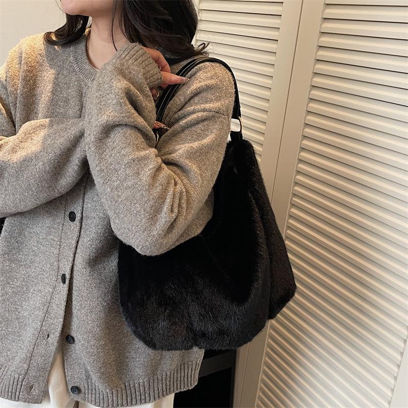 

New Large Capacity Fluffy Tote Bag for Women Fashi Simple Leisure Shoulder Bag Comfortable and Versatile Texture Commuting Bag чёрный