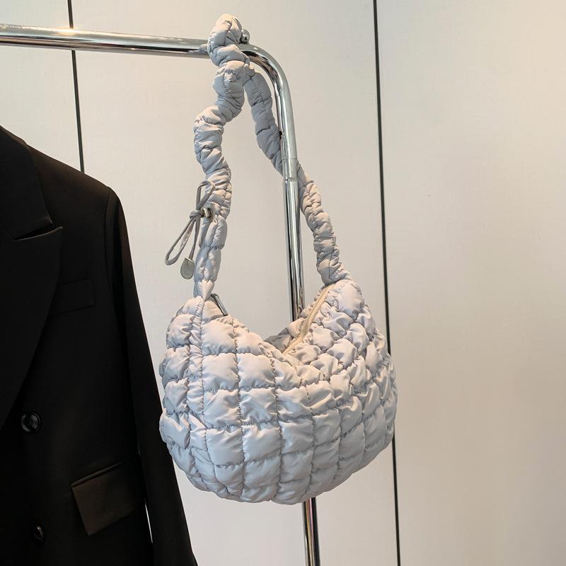 2025 neue koreanische gefaltete Wolken-Tasche Damen-Umhänge-Messenger-Tasche Mode Daunenbaumwollkleidung Achselhöhlen-Knödel-Tasche