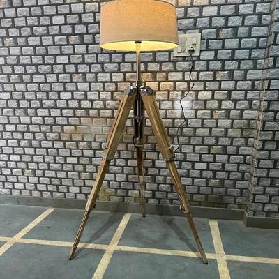 152,4 cm Moderní dřevěná stativová stojací lampa ABSORBED Přírodní povrchová úprava pro obývací pokoj