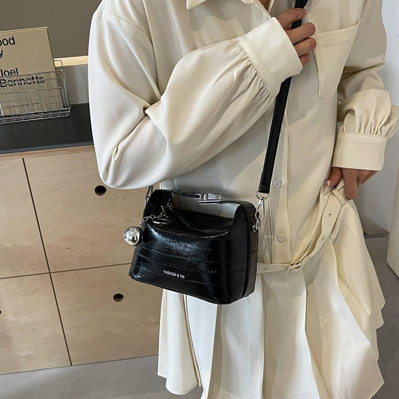 New Trendy Versatile Handbag Fashionable Shoulder Messenger Bag Commuter Women's Bag