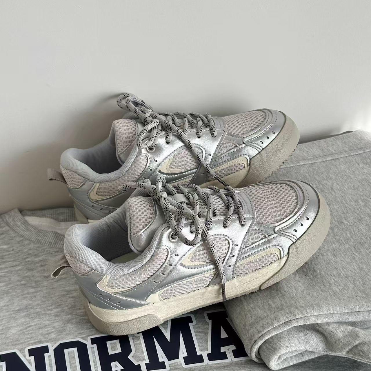 

Нишевый дизайн дышащие моральные тренировочные туфли женские 2025 весна новые популярные ретро универсальные студенческие спортивные и досуговые кеды 40 серебряный