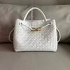 Borsa a tote intrecciata in pelle con fibbia in corda metallica, design di nicchia, portatile a spalla, borsa a cesto per verdura di grande capacità
