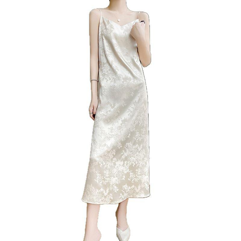 Robe Satin Jacquard à Col V et Bretelles Spaghetti pour Femme - Amincissante, Design Français Haut de Gamme pour Printemps/Été