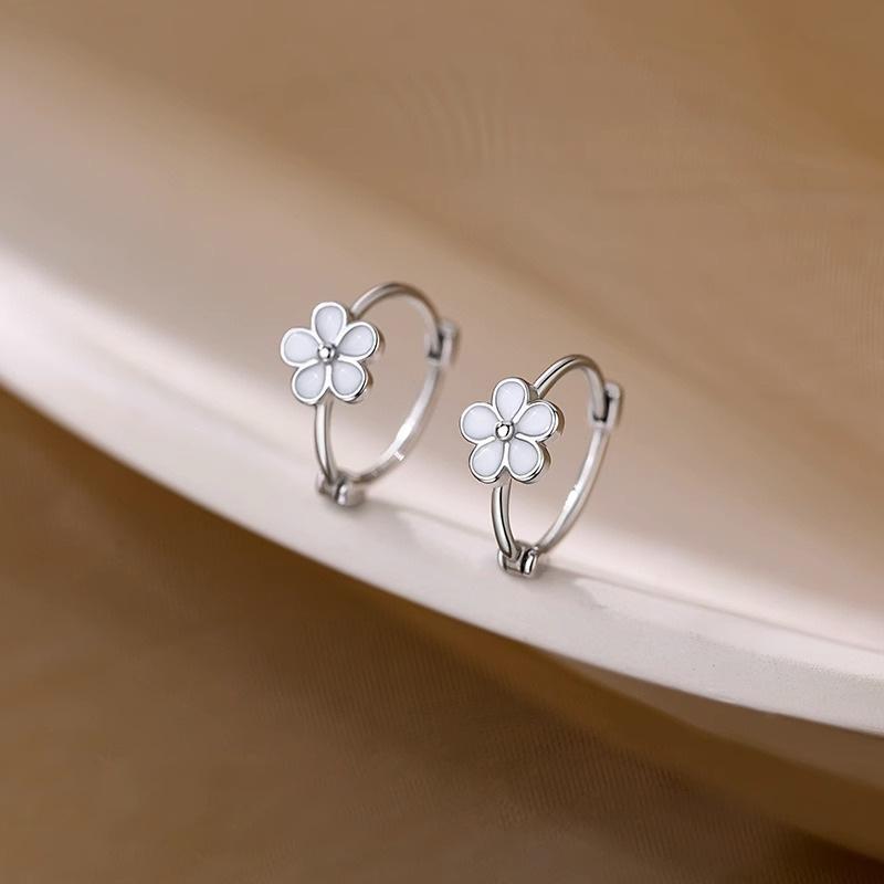 Niche Sweet Light Luxury Flower Earrings Minimalist Design Girls High-end Sense Drop Glue Exquisite Fashion Jewelry for Daily Wear