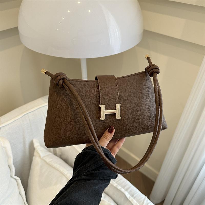 

Однотонная ПУ Трендовая и Персонализированная Повседневная Сумка для Поездок Новая Простая Женская Сумка Сумка на Плечо Сумка Кроссбоди Металлическая Пряжка Женская Сумка