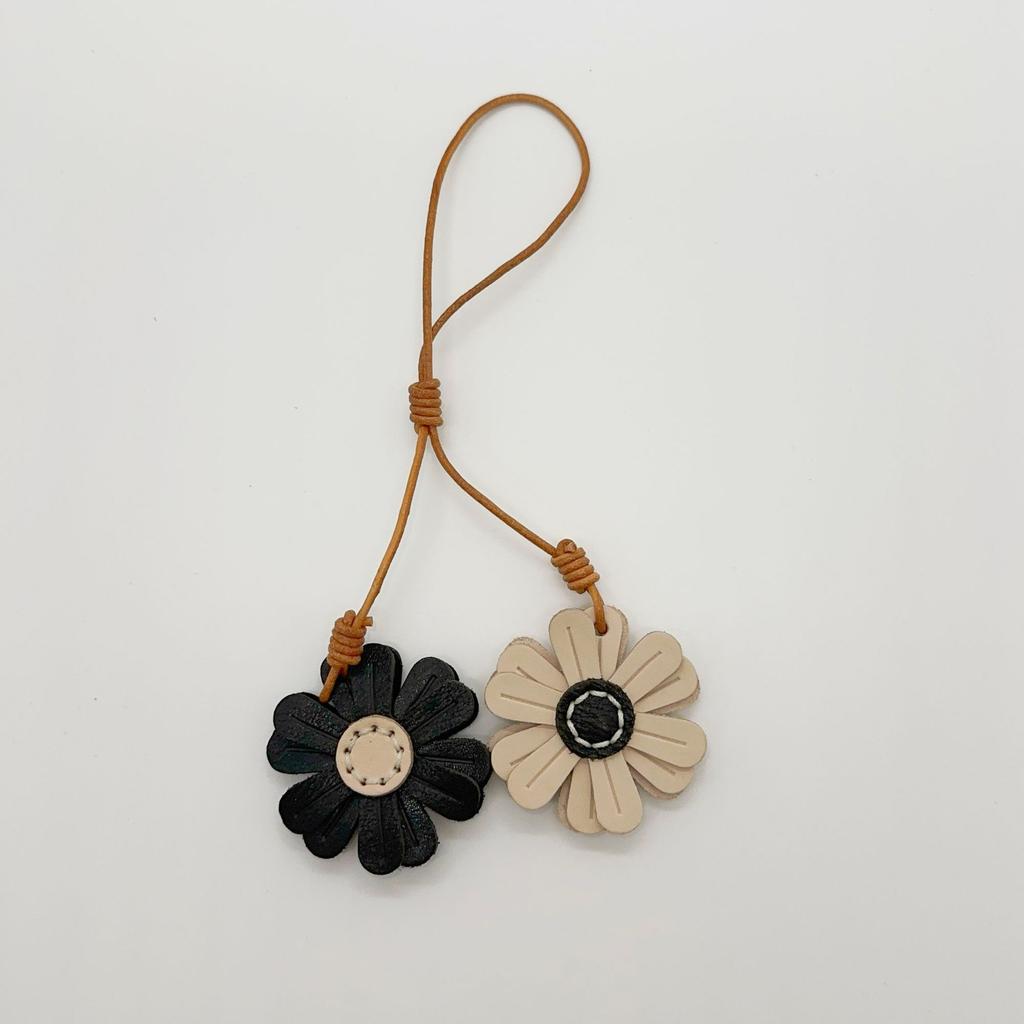 Creative Tanned Leather Small Daisy Sweet Handmade Keychain Bag Pendant Bag Hanging Jewelry Keychain