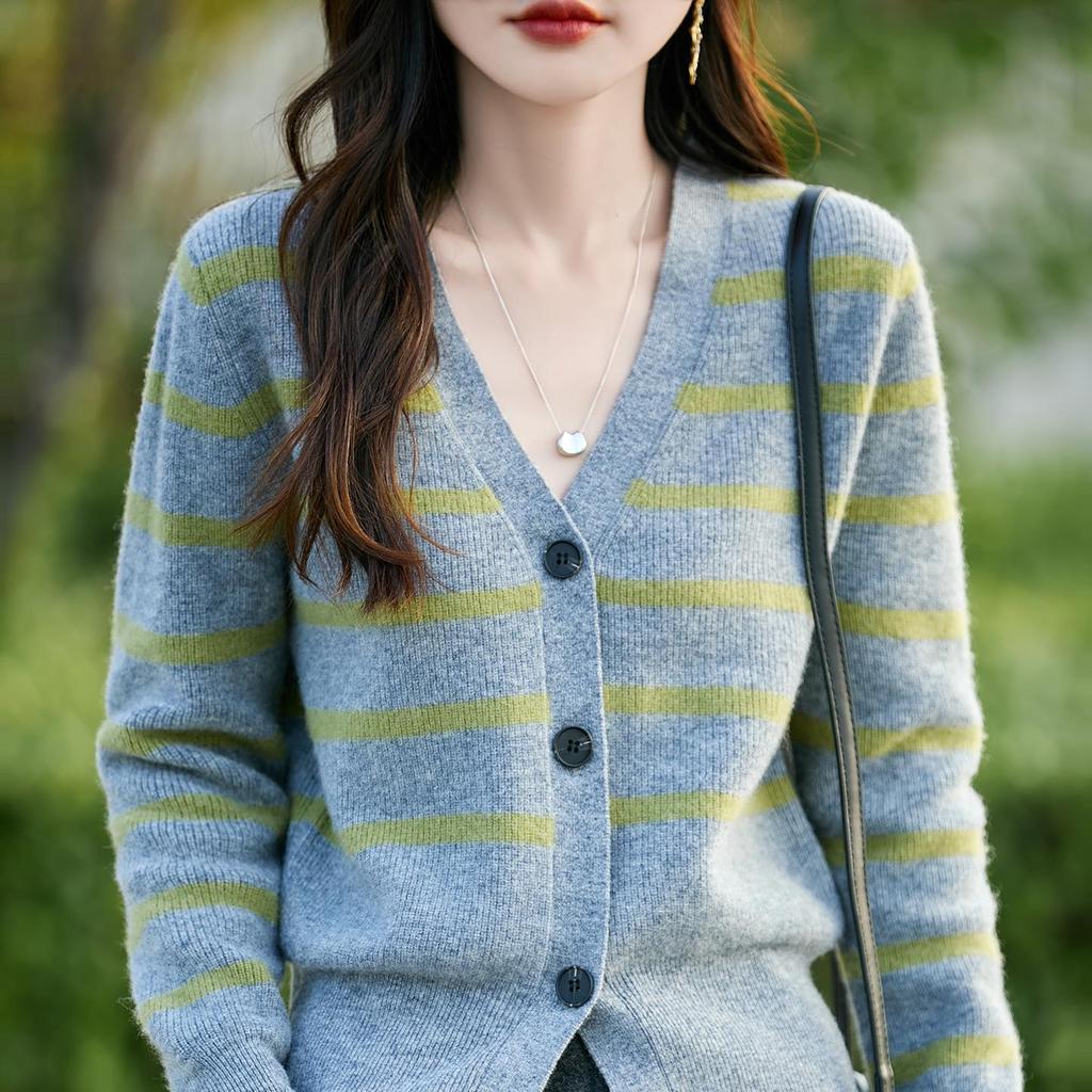 Women's V-Neck Color-Block Wool Cardigan: Autumn/Winter Fashion, Loose Short Cashmere Coat, Skin-Friendly, Warm.