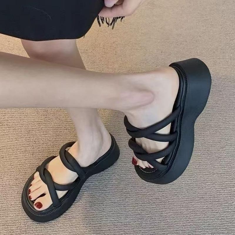

Легкие сандалии-кроксы на высокой платформе, женская уличная обувь 2025, лето, новые маленькие шлепанцы на толстой подошве, универсальная обувь-маффины в иностранном стиле 35 чёрный