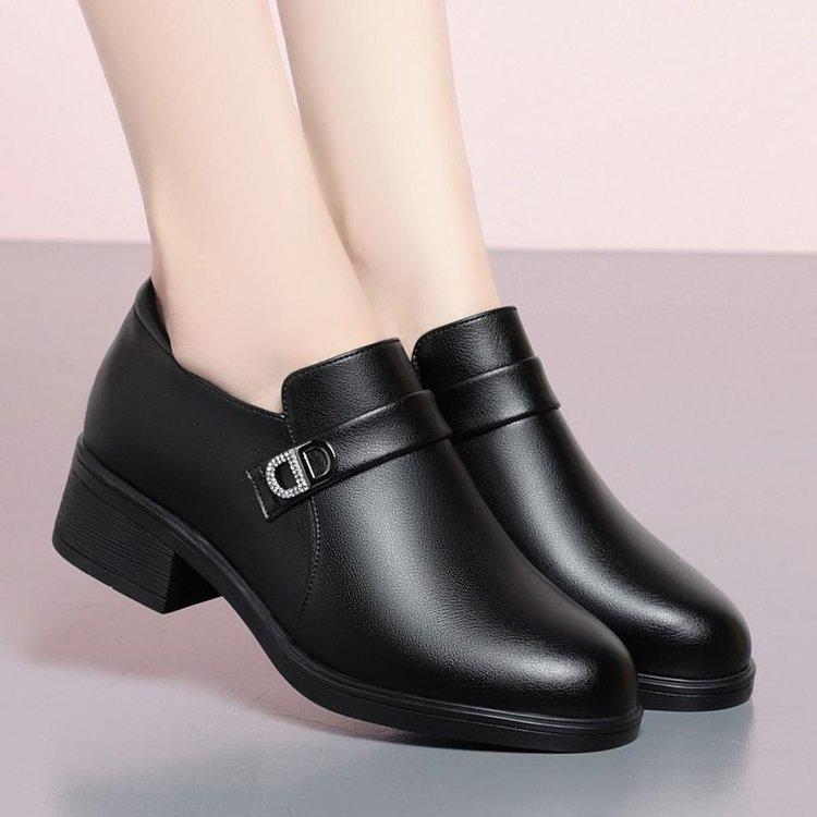 

Mom shoes middle-aged and elderly deep-mouth single shoes women s shoes 2025 autumn new middle-aged soft-soled non-slip comfortable work leather shoes 35 чорний