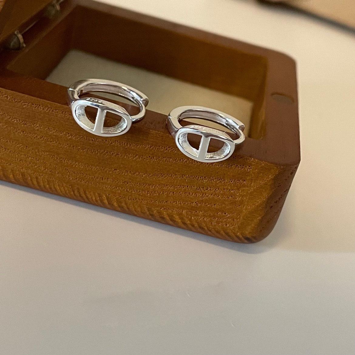 

Серьги-гвоздики «Нос свиньи» — уникальное дополнение к вашей коллекции серег. Аксессуары StyleB