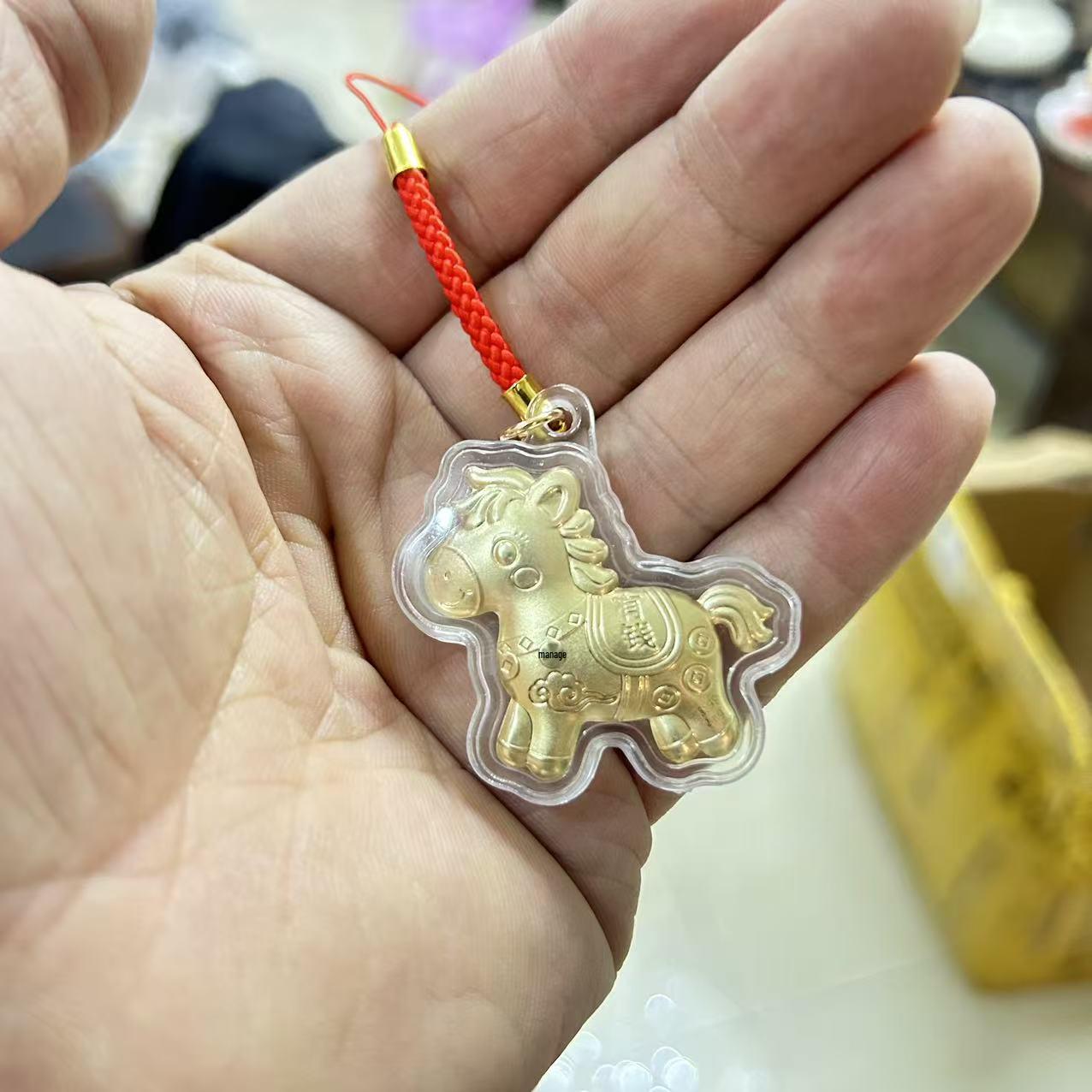 2026 год Лошади Цельнозолотой Мультяшный Пони Брелок с Красным Шнурком – Новогодний Подарок.