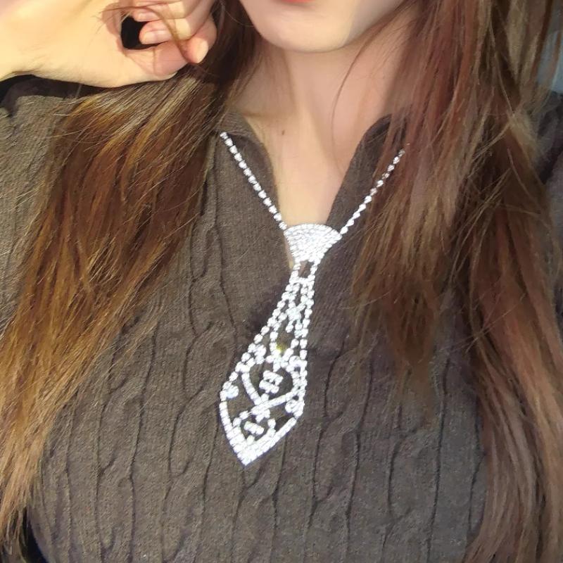 Luxury Rhinestone Tie Shape Pendant Necklace, Sparkling CZ Hollow Choker, Elegant Bridal Wedding Party Jewelry for Women