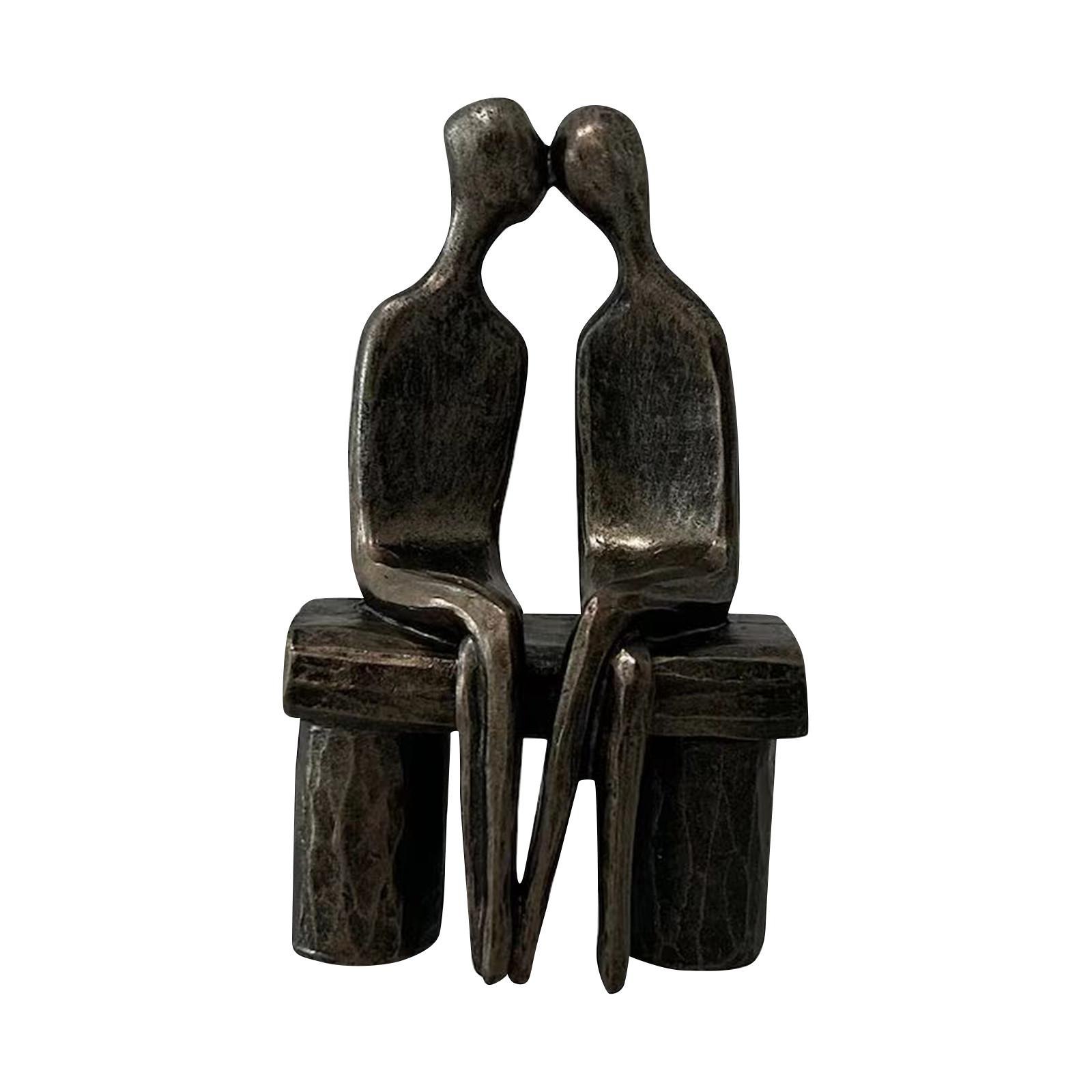 

Нежная пара, сидящая на скамейке, гендерно-нейтральная скульптура