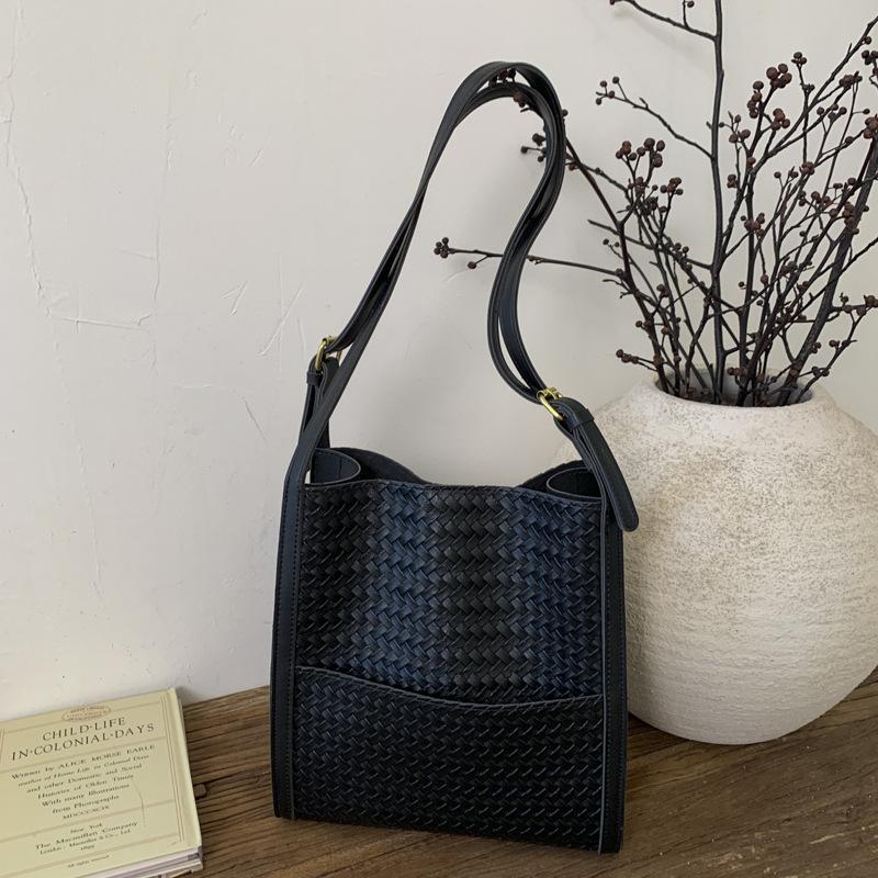 

Модная темпераментная сумка женская большой вместимости новая осенняя повседневная наплечная сумка повседневная сумка-тоут для поездок на работу чёрный