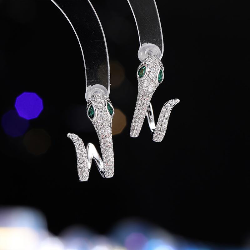 

Легкая роскошь, холодный ветер, слегка инкрустированные серьги в виде змеи, уникальный дизайн для женщин, изысканные универсальные модные серьги в форме змеи серебряный