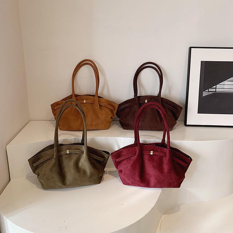 

Нишевая сумка-тоут в стиле знаменитостей из матовой замши с акцентом в виде пряжки