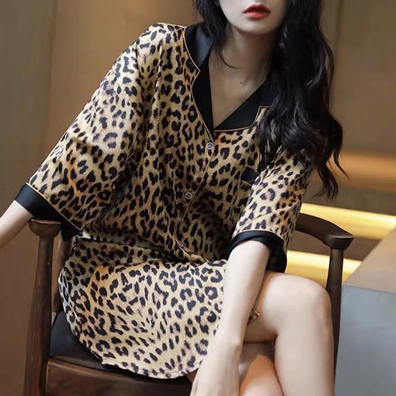 Pyjamarock für Damen im Sommer, dünner Eisseidenpyjama, lockerer Hemdrock mit Leopardenmuster, kann als Oberbekleidung für zu Hause getragen werden