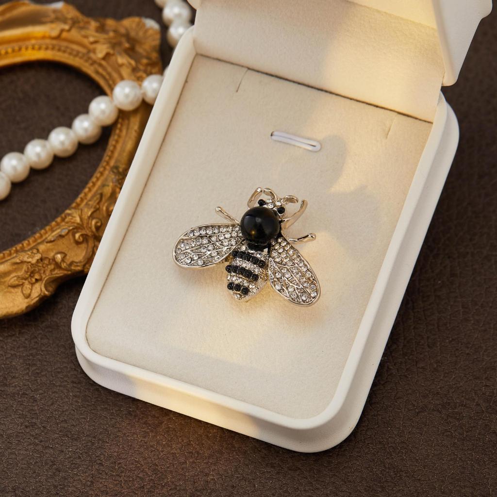 High-End Women's Bee Brooch: Korean Luxury Temperament Badge Pin for Versatile Clothing Accessories