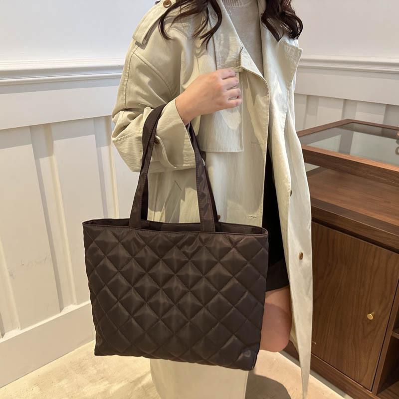 2025 New Diamond Retro Niche Design Underarm Bag Large Capacity Commuting Fashion Portable Shoulder Tote Bag