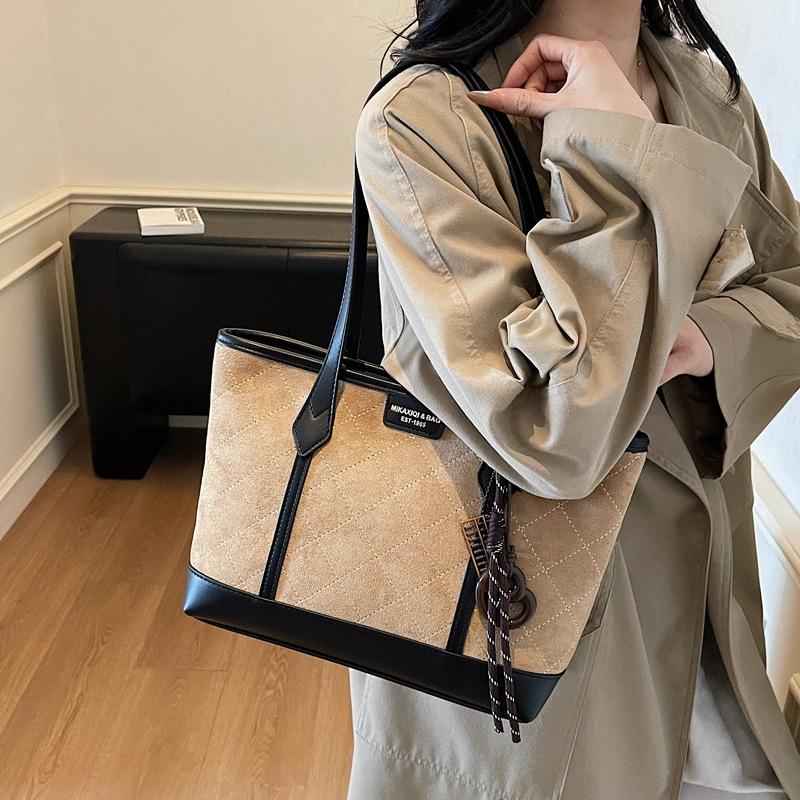 Large capacity matte underarm bag women's 2025 new fashion retro shoulder bag autumn and winter commuter suede tote bag