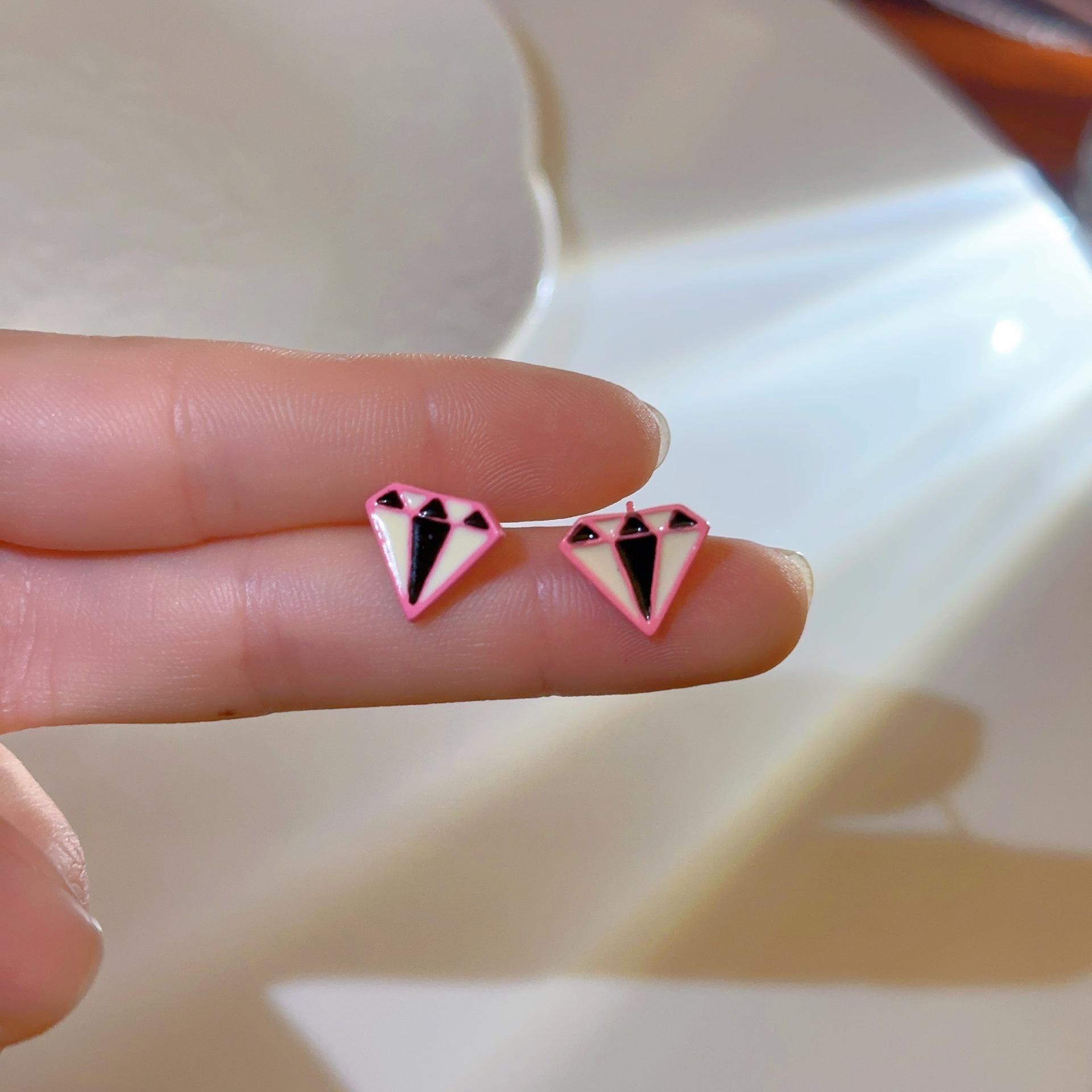 

Silver Needle Small Pearl Stud Earrings High-end Temperament Geometric Ear Hole Earrings Cute Diamond-set Personalized Earrings