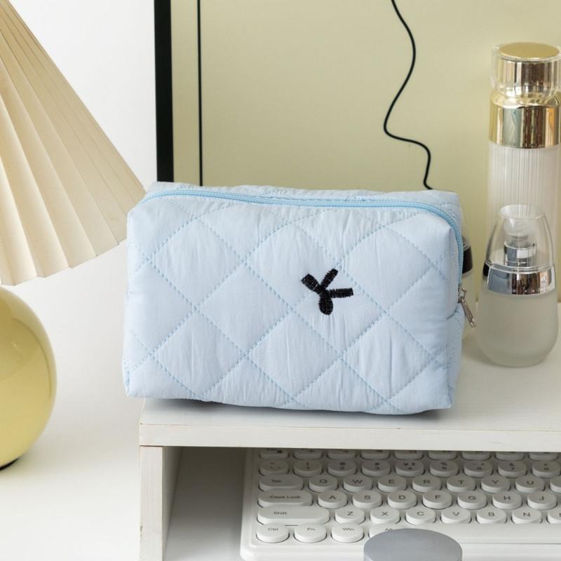 Polyester Quilted Lipstick Holder with Sophisticated Bowknot Pattern Large Capacity Makeup Bag for Everyday Use